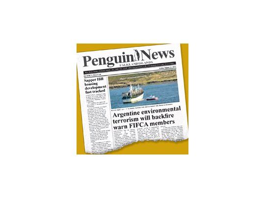 El diario Penguin News se quejó en su portada por lo que consideran hostigamiento argentino a barcos con licencia isleña.