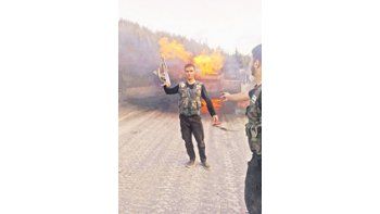 El miliciano rebelde Mahmud al Gandur, que según los disidentes fue ultimado por fuerzas del régimen, posa en una imagen de fecha desconocida delante de un tanque en llamas cerca de Alepo.