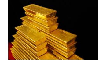 Oro se hundió 2,8% y tocó menor valor en casi 4 meses