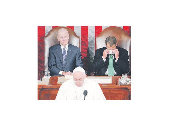 Francisco en el Congreso norteamericano hace emocionar al  senador John Boehner (Ohio). Una multitud lo aclamó tras preciso mensaje.