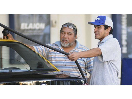 Expendedores advierten que, pese a los nuevos aumentos, las naftas todavía deberían subir un 9%