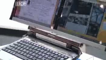 Una notebook con pantalla XL atrajo las miradas en CEATEC
