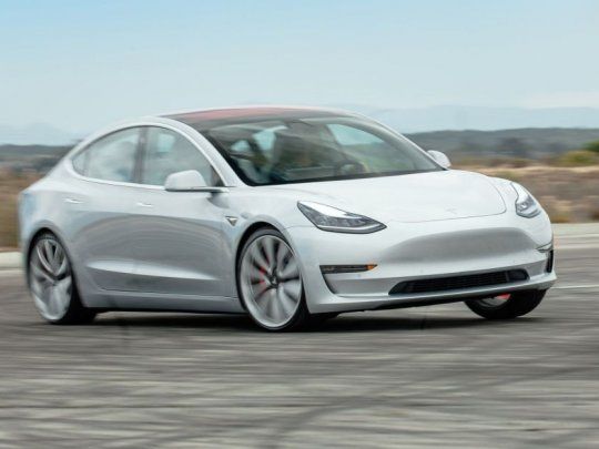 El Model 3 es el más vendido de la compañía, pero no cumplió con las expectativas anunciadas por Elon Musk. La rebaja de precio alarmó al mercado e hizo caer las acciones.