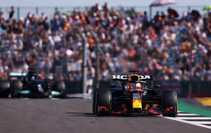 Verstappen se quedó con el histórico primer sprint de la Fórmula 1 y marcó una nueva pole.