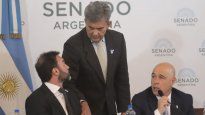 Los senadores oficialistas Ezequiel Atauche y Bartolomé Abdala sentados junto al radical Víctor Zimmermann.