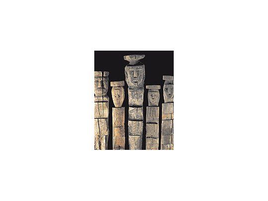 «Mapuche-Arte de los Pueblos del Sur» está compuesta porimportantes piezas (elementos rituales, platería, textiles yobjetos cotidianos) del acervo de la Fundación Nicolás GarcíaUriburu.