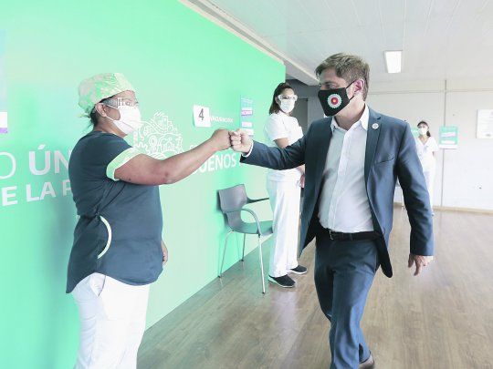 Ritmo. Casi 30 mil bonaerenses reciben diariamente una dosis de la vacuna contra el covid-19, según confirmó ayer el gobernador Axel Kicillof al visitar el centro de inmunización del Estadio Único Diego Armando Maradona, de La Plata. Allí, mayores de 70 años esperaban para recibir la primera dosis como parte del plan de escalada etaria dispuesta por el Gobierno provincial, que arrancó con los trabajadores de la Salud y que en los próximos días sumará a los docentes.