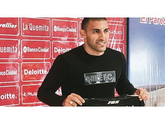 Vuelta esperada. Ramón “Wanchope” Ábila muestra la camiseta de Huracán con la que jugará hasta fin de año, antes de llegar a Boca.