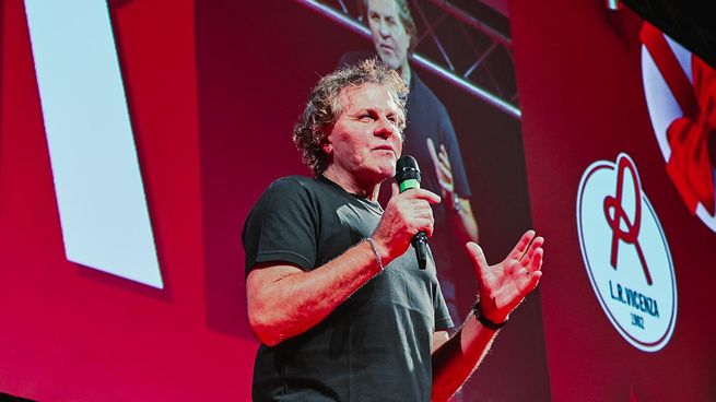 Es uno de los millonarios de la moda que incursionó en el deporte.