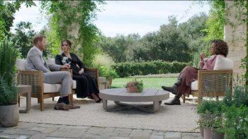 El príncipeHarry y su esposa Meghan Markle junto a Oprah Winfrey