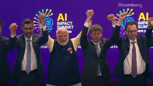 Sam Altman y Dario Amodei protagonizaron un momento incómodo en la cumbre global de IA en India al negarse a tomarse de la mano. El gesto reavivó la rivalidad entre OpenAI y Anthropic.