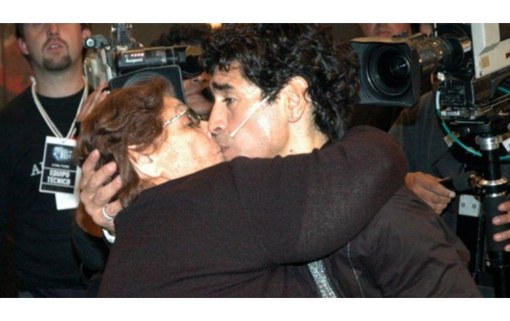 Diego Maradona junto a su madre