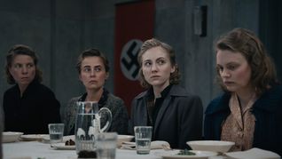 Elisa Schlött (tercera desde la izquierda) en Las catadoras del Führer. Elisa Schlött (tercera desde la izquierda) en Las catadoras del Führer.