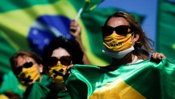 RESPALDO CALLEJERO. Pese a la pandemia y las órdenes de las autoridades locales de mantener el distanciamiento social, los incondicionales de Jair Bolsonaro salen cada semana a las calles de Brasilia. Reclaman la clausura del Congreso y el Supremo.
