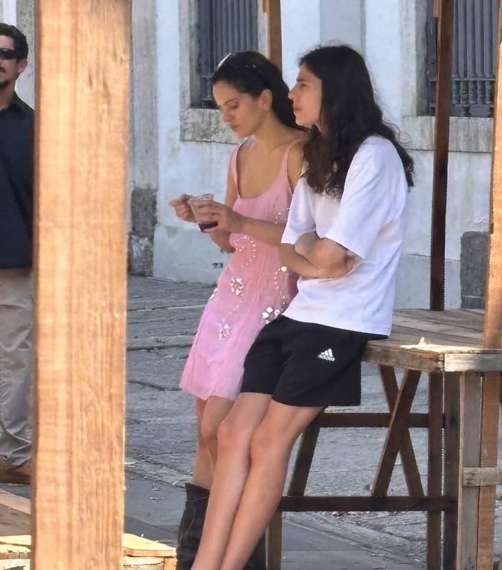 Rosalía junto a Loli Bahía en Río de Janeiro. Rosalía junto a Loli Bahía en Río de Janeiro.