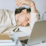 La fatiga puede estar relacionada con el estrés, la falta de descanso o hábitos poco saludables. La fatiga puede estar relacionada con el estrés, la falta de descanso o hábitos poco saludables.