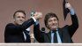 Milei and Macron went out to greet a square with few people due to the rain after the meeting.