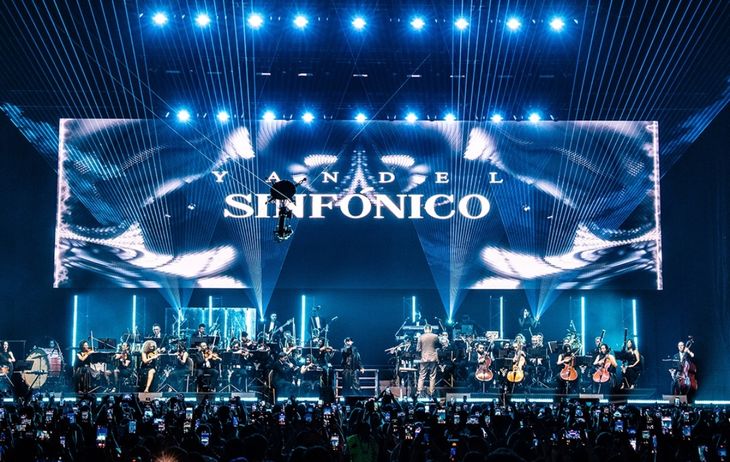 El dembow se convirtió en épica sinfónica mientras los hits clásicos y las nuevas canciones recorrieron toda su carrera. El dembow se convirtió en épica sinfónica mientras los hits clásicos y las nuevas canciones recorrieron toda su carrera.