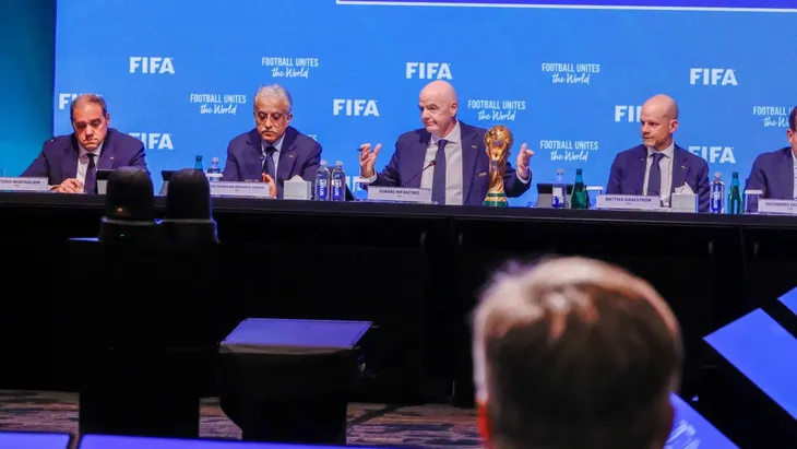 En la reunión de su Concejo, en la ciudad de Vancouver, la FIFA accedió al pedido de las Federaciones y elevó un 15% los premios para el Mundial 2026. En la reunión de su Concejo, en la ciudad de Vancouver, la FIFA accedió al pedido de las Federaciones y elevó un 15% los premios para el Mundial 2026.