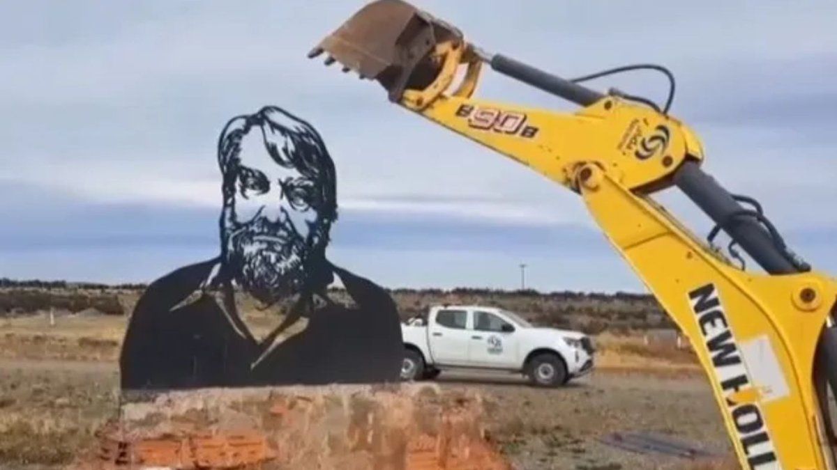 They threw the person responsible for destroying the monument of Osvaldo Bayer