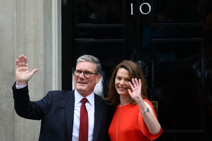 Keir Starmer and his wife Victoria have already arrived at 10 Downing Street. Keir Starmer and his wife Victoria have already arrived at 10 Downing Street.