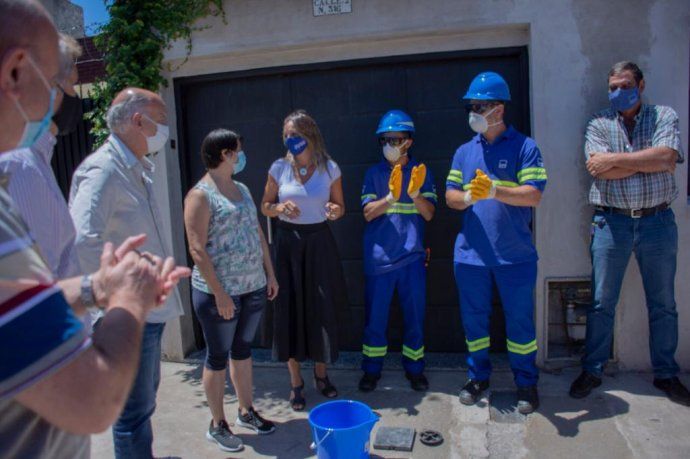 La titular de AySA, Malena Galmarini, habilitó una serie de desagües en el municipio de Lanús.