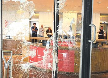 Vidrios rotos e instalaciones dañadas  son algunas de las consecuencias  que dejaron los disturbios entre la Policía y los manifestantes.
