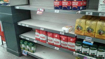 Entre el lunes y martes pasado, cuando el dólar se disparó por encima de $60, los consumidores se volcaron masivamente a los supermercados para estoquearse de productos básicos, como la yerba. También hubo furor por compras en la web.