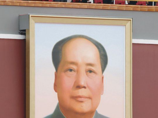 SUCESOR. El presidente Xi Jinping dio su discurso desde los balcones de uno de los palacios de la Ciudad Prohibida, ataviado con el traje que popularizó Mao Zedong.