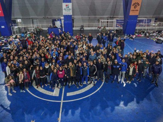 Vélez juntó abrigos y comida para las personas en situación de calle.