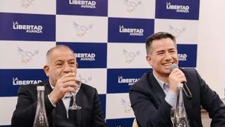 Gabriel Bornoroni y Luis Juez, de campaña en 2025. Entre los dos está el nombre del candidato a gobernador por la alianza entre LLA y el FC. Gabriel Bornoroni y Luis Juez, de campaña en 2025. Entre los dos está el nombre del candidato a gobernador por la alianza entre LLA y el FC.
