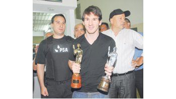 Lionel Messi está muy feliz con el Olimpia de Oro, uno de los premios que faltaban en su nutrida vitrina y que representa el reconocimiento del periodismo argentino.