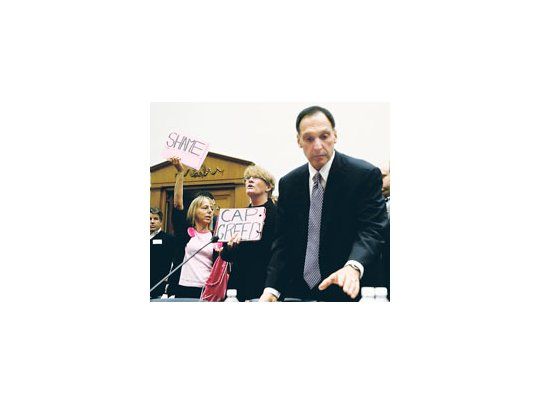 «Vergüenza» y «codicia» decían los carteles que sostenían manifestantes el 6 de octubre del año pasado, cuando el CEO de Lehman Brothers, Richard Fuld, se aprestaba a declarar ante un panel del Congreso. La quiebra de ese tradicional banco fue el punto de partida de la fase más grave de la crisis económica mundial.