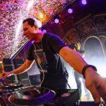 Tiësto, uno de los DJ más conocidos en el mundo tiene una gran fortuna bajo su nombre. Tiësto, uno de los DJ más conocidos en el mundo tiene una gran fortuna bajo su nombre.