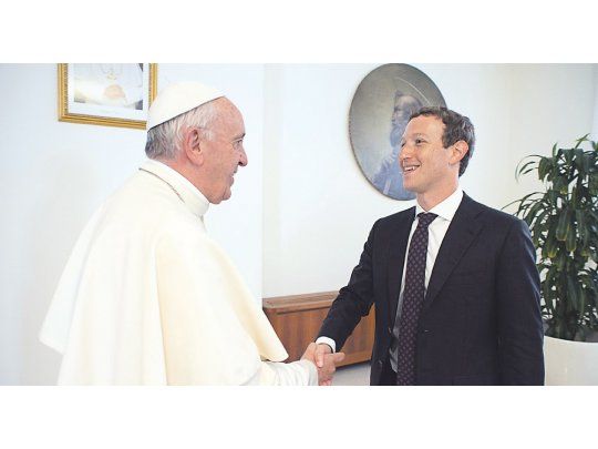 Vaticano y tecnología . Mark Zuckerberg llegó al Vaticano con un modelo del Aquila, el avión de FB que servirá para ampliar el acceso a internet.