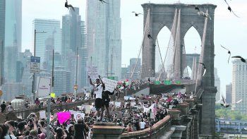 RESISTENCIA. Miles de personas protestaron ayer contra la violencia racista en Nueva York. Pese a las amenazas represivas de la Casa Blanca, las movilizaciones mantienen su ritmo y los disturbios de los primeros días son cada vez más aislados. Ayer se llevó a cabo el funeral privado de George Floyd, y hoy se celebrará el público.