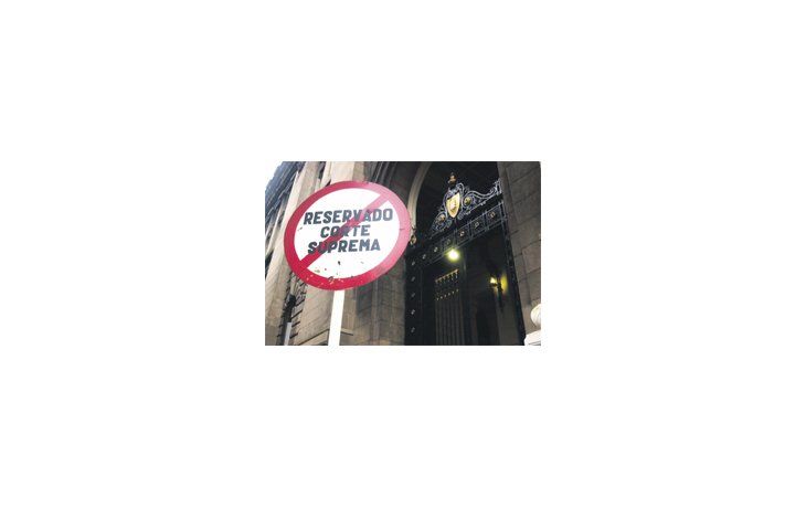 A 48 horas de las elecciones, la Corte Suprema falló a favor del Gobierno y declaró constitucional la ley de medios. Todas las objeciones -cuatro artículos de la norma- del grupo Clarín fueron  rechazadas.