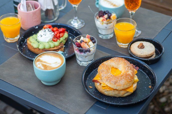 La propuesta salada también tiene un lugar destacado, con opciones que funcionan tanto para un almuerzo rápido como para un brunch extendido. La propuesta salada también tiene un lugar destacado, con opciones que funcionan tanto para un almuerzo rápido como para un brunch extendido.