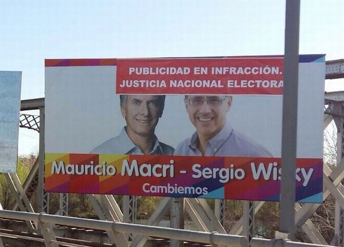 Detectan en Neuquén carteles publicitarios que infringen límites a campañas políticas (foto 1)