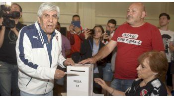 Hugo Moyano arrasó en las elecciones de Independiente.