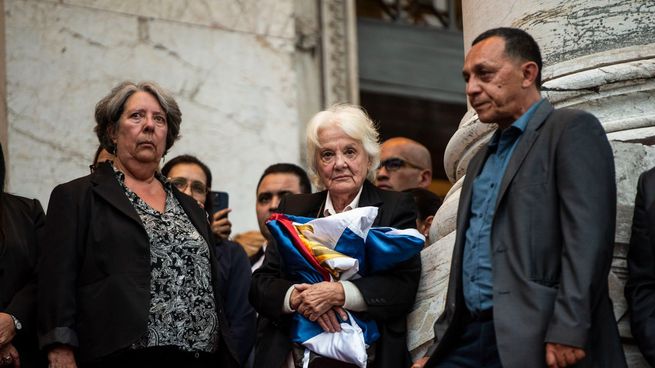Lucía Topolansky abraza las banderas que tenía encima el ataud de José Mujca.