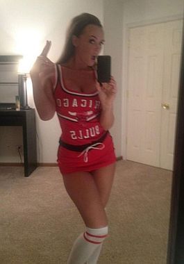Brooke Knight posó muy provocativa para levantar a la hinchada de Chicago Bulls.