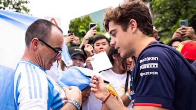 Franco Colapinto firma la camiseta de un hincha argentino