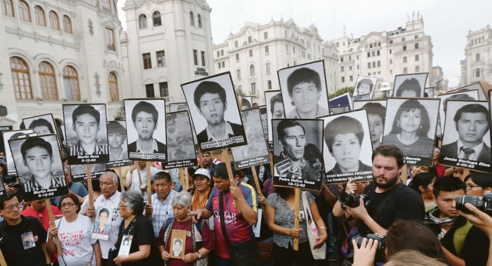 Las protestas por los crímenes contra los grupos guerrilleros continuaron años después de su presidencia.