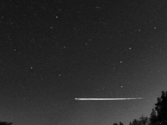 El momento en el que el meteoritorebota contra la atmosfera de la Tierra.