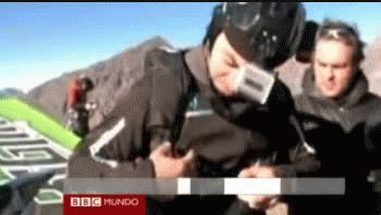 Increíble salto extremo de motociclista en los Andes
