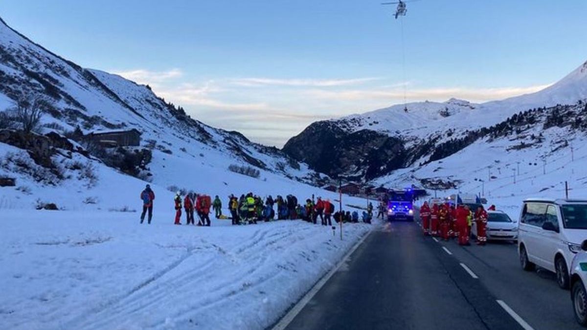 Search for two people who were buried in an avalanche