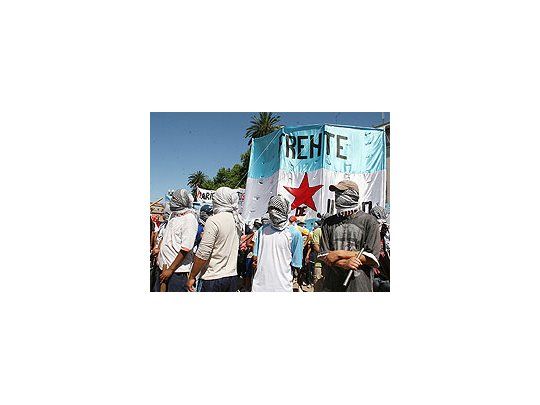 Los enmascaradosde siempre ayer enPlaza de Mayo, endonde apoyaron alos piqueteros quereclamaron mejoresprebendas y leexigieron unareunión a Cristinade Kirchner.