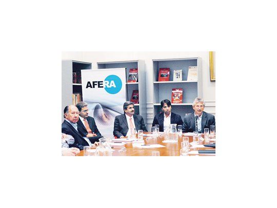 Reunión de AFERA en Fundación Época. Humberto Romero (diario Época de Corrientes), Marcelo Lara (diario El Zonda de San Juan), Alfredo Scoccimarro (secretario de Medios de la Nación), Francisco Fascetto (diario Popular) y Gustavo Isaack (diario Ámbito Financiero).