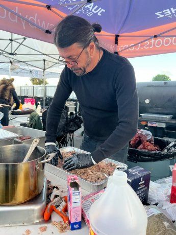 A round of applause for the barbecue: Dave Grohl prepared a barbecue for 450 homeless people